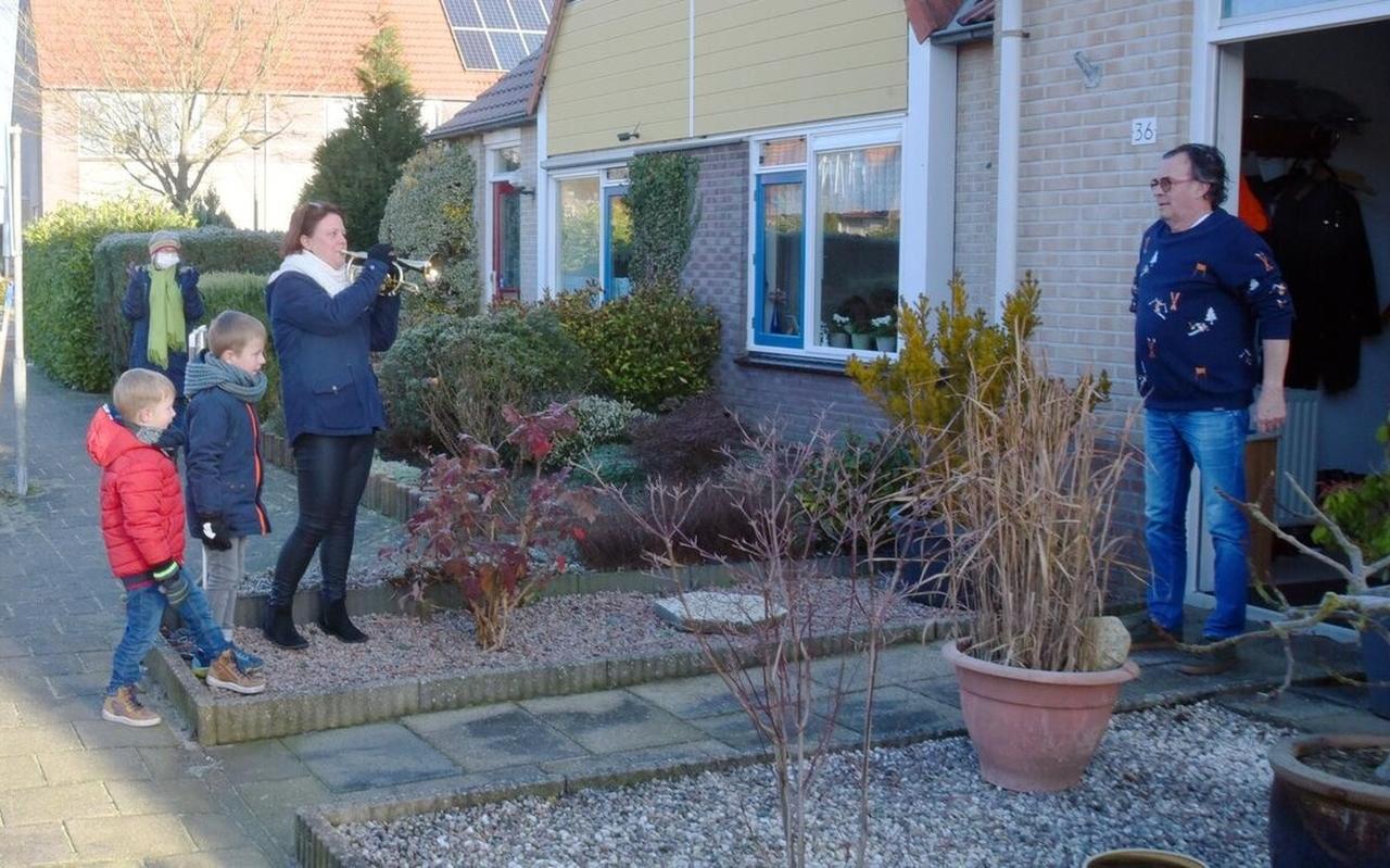Muzikale Crescendo-klanken en geschenken op afstand van de familie voor de jarige Hajo van der Helm Muzikale Crescendo-klanken en geschenken op afstand van de familie voor de jarige Hajo van der Helm