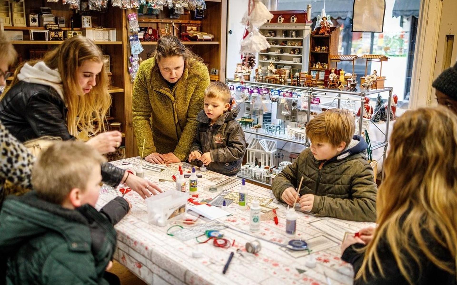 Kinderen maken kerstknutsels.