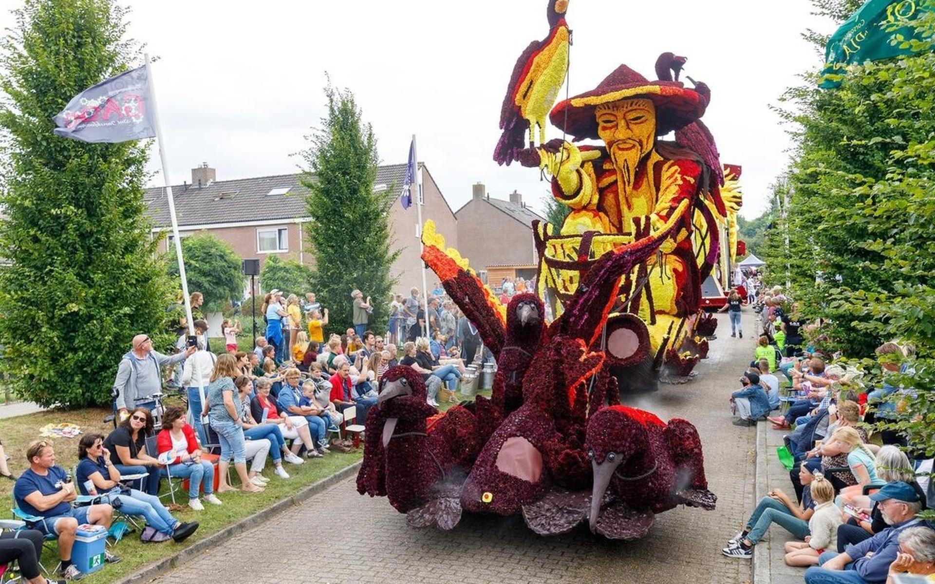Een blindentolk vertelt hoe de corsowagen er uit ziet.