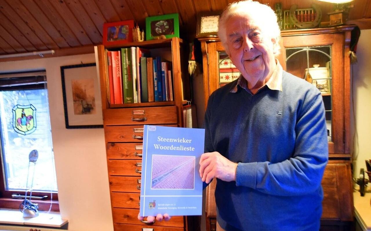 Joop van der Tuin met de Steenwieker Woordenlieste, waarin 3.000 woorden staan. Joop van der Tuin met de Steenwieker Woordenlieste, waarin 3.000 woorden staan.