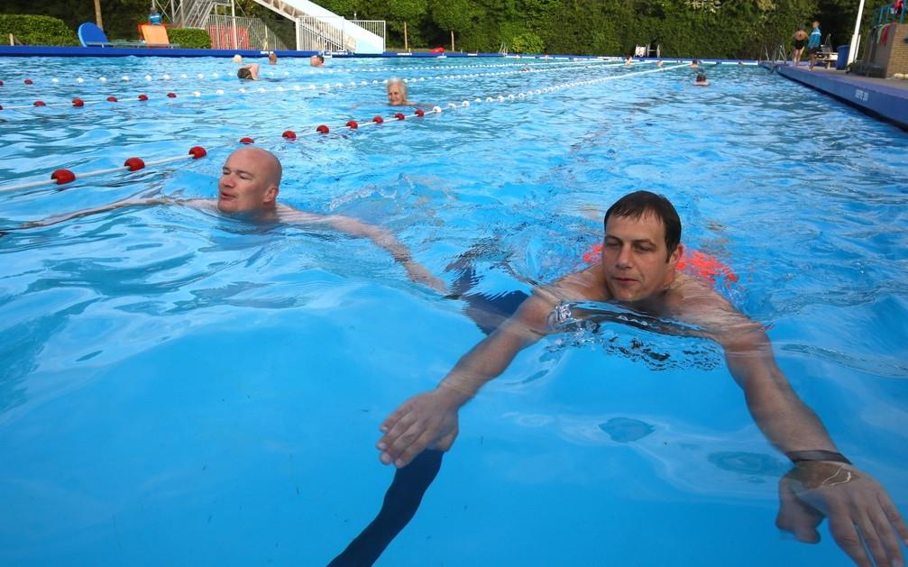 Zwemmarathon in Tolhekke, twee keer de klok rond zwemmen - Steenwijker Courant