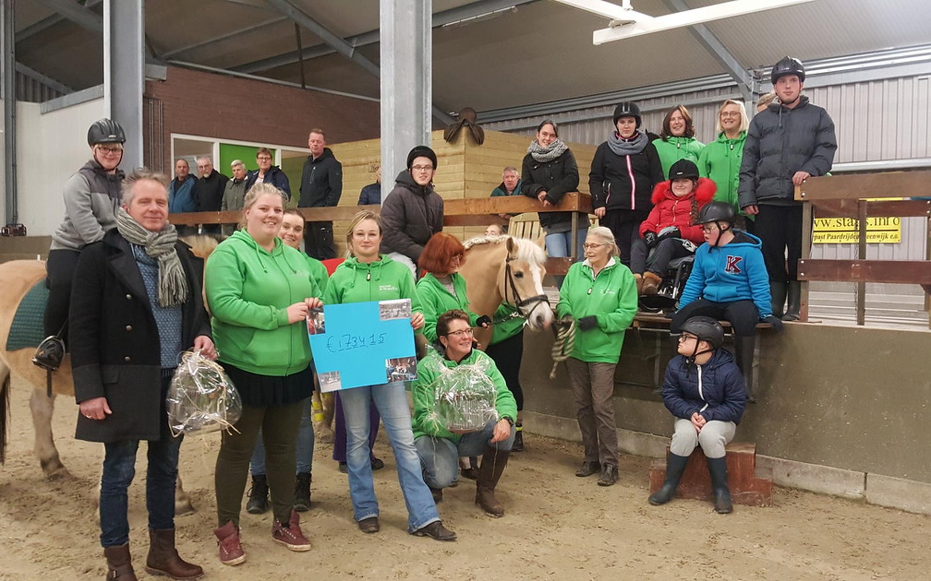 Cheque van 1700 euro voor STAPS - Steenwijker Courant