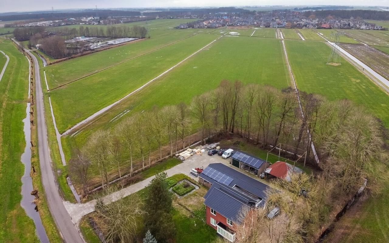 Er zijn plannen voor een zonnepark in de Bentpolder. Het erf van de familie Muizelaar grenst aan het perceel waar mogelijk een zonnepark komt. Er zijn plannen voor een zonnepark in de Bentpolder. Het erf van de familie Muizelaar grenst aan het perceel waar mogelijk een zonnepark komt.