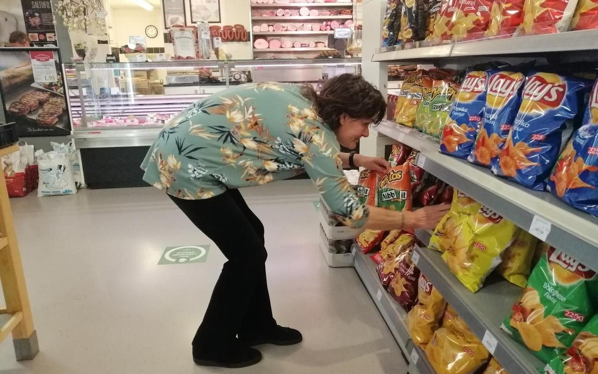 Vrijwilligers helpen buurtsupermarkt Superrr in Kuinre uit de brand