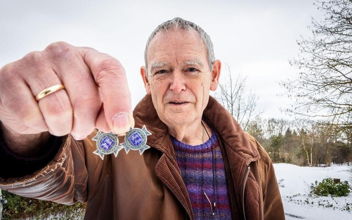 Jan Vogel uit Vledder toont zijn Elfstedenkruisjes, als bewijs dat hij in de jaren tachtig twee keer de Elfstedentocht heeft gereden. Jan Vogel uit Vledder toont zijn Elfstedenkruisjes, als bewijs dat hij in de jaren tachtig twee keer de Elfstedentocht heeft gereden.