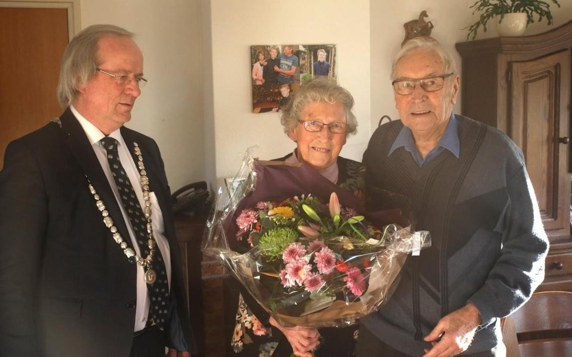 Echtpaar Eijbergen viert diamanten huwelijk in Zorgvlied