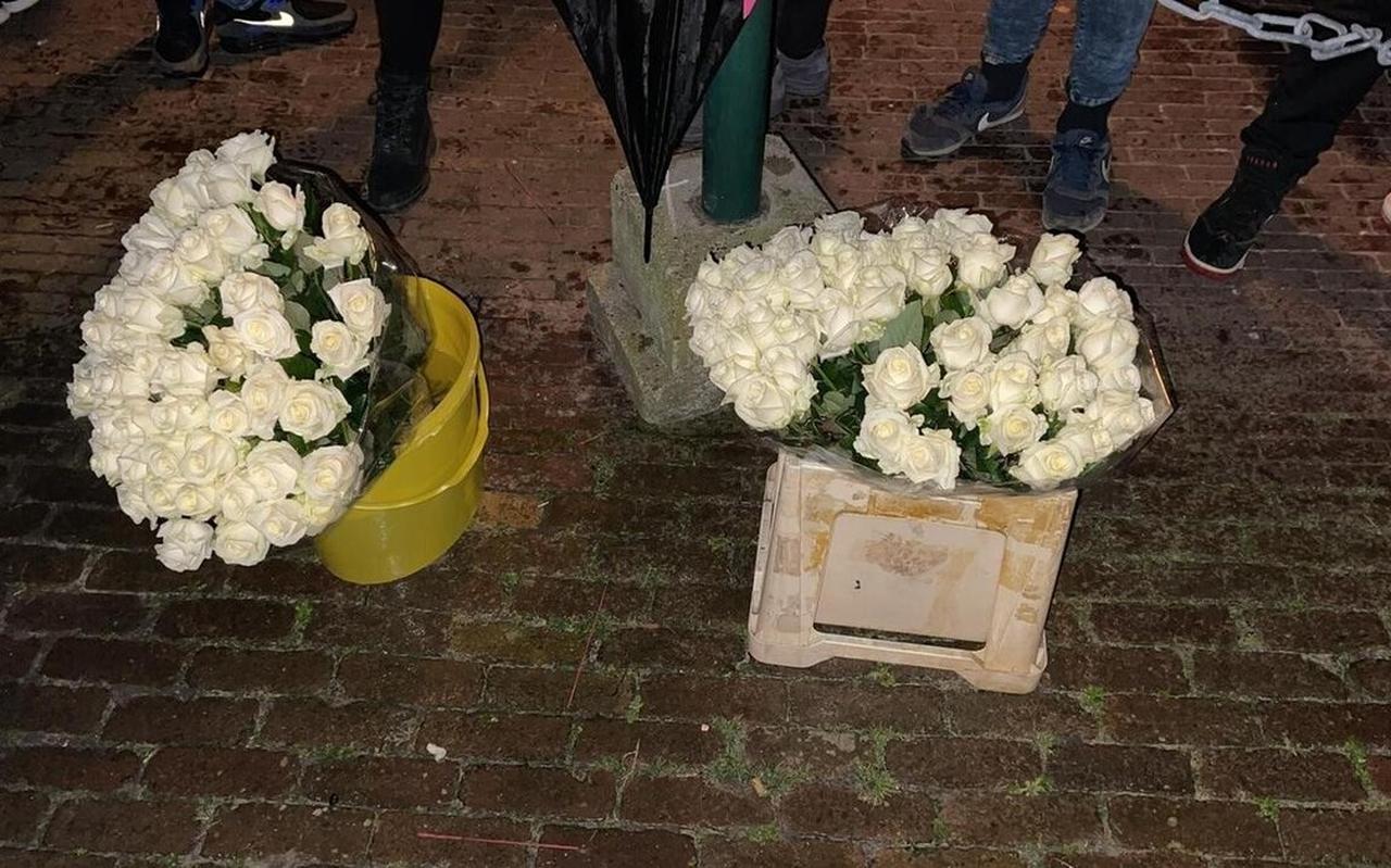 In de haven werden onder andere bloemen gelegd. In de haven werden onder andere bloemen gelegd.