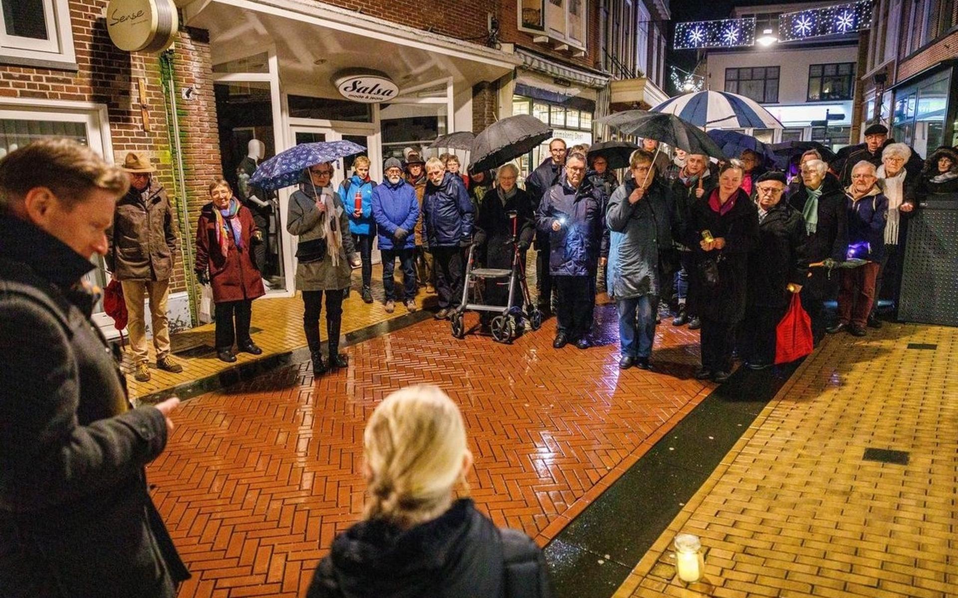 Bij de Stolpersteine werden lichtjes ontstoken.