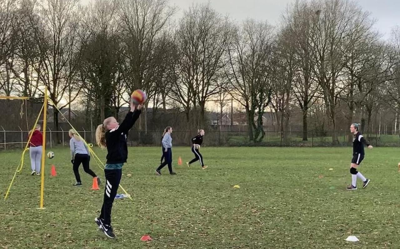 Steevast jeugd mag op zaterdag vanaf één uur trainen. Steevast jeugd mag op zaterdag vanaf één uur trainen.