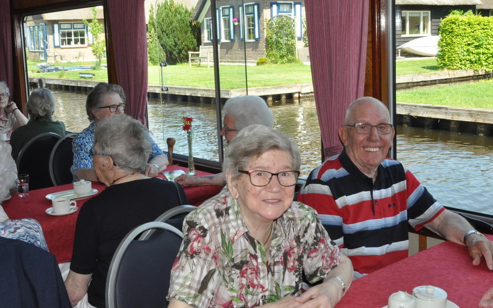 Ouderen in Noordwolde varen door de Weerribben