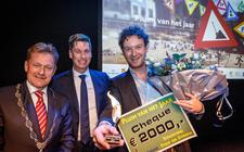 Van links naar rechts: burgemeester Rob Bats, Theo Bouius van de Rabobank en Pieter van de Koppel.