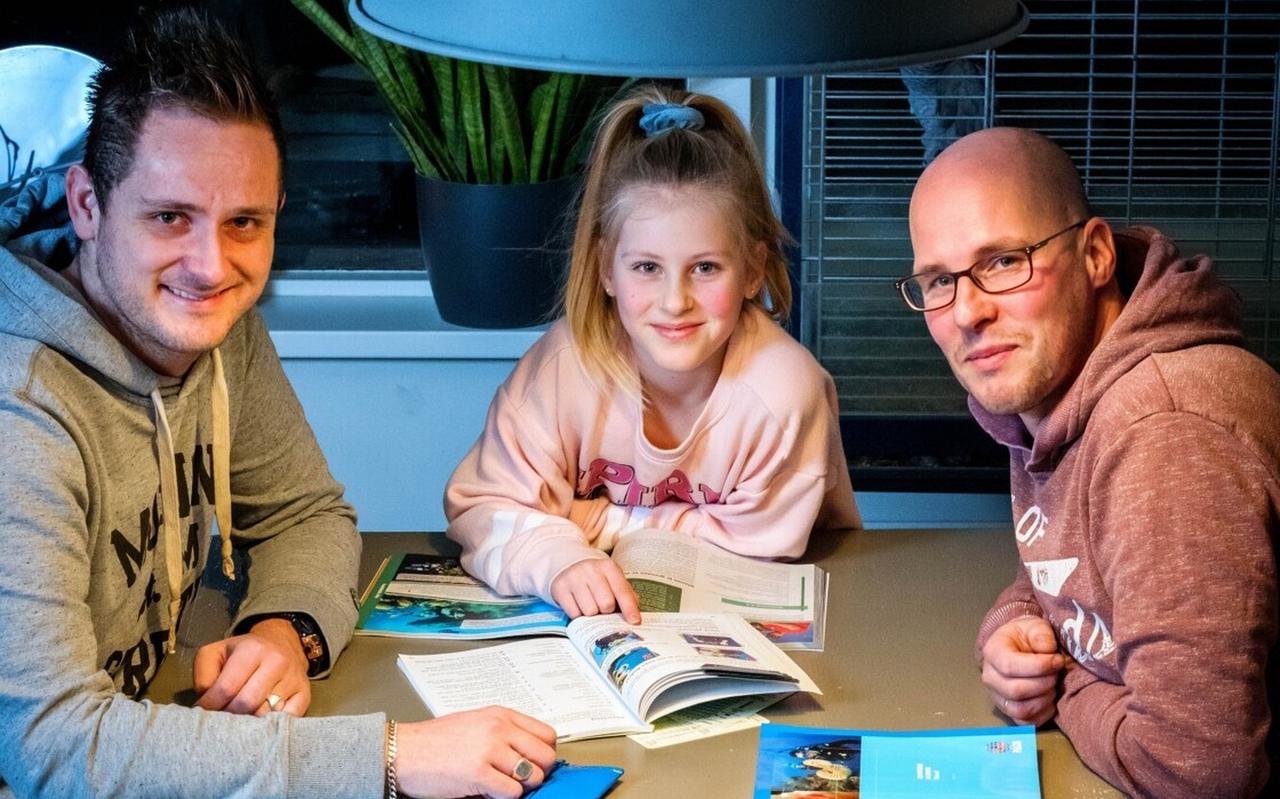 Van links naar rechts: secretaris Jan Ligthart, het jongste lid Mees Walpoott en voorzitter Koen Walpoott. ‘Duiken kan al vanaf je achtste. Op onze site kun je nu een speciale actie vinden, namelijk een introductieduik’, aldus de voorzitter. Van links naar rechts: secretaris Jan Ligthart, het jongste lid Mees Walpoott en voorzitter Koen Walpoott. ‘Duiken kan al vanaf je achtste. Op onze site kun je nu een speciale actie vinden, namelijk een introductieduik’, aldus de voorzitter.