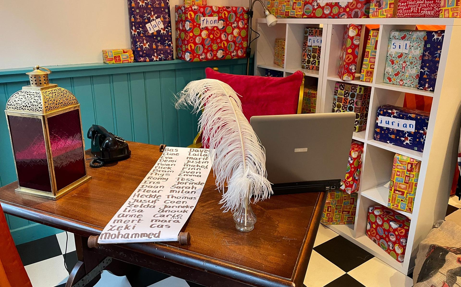 Lever de tekeningen in bij het Sinterklaashuis aan de Doelenstraat 14. 