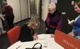 Schrijfster Judith Koelemeijer signeert in de pauze de zojuist door aanwezigen aangekochte boeken. Bijzonder is dat in de zaal waar zij haar lezing houdt, ook een gedenksteen staat van Julia de Vries, de directrice van de bibliotheek Steenwijk die op 20 november 1943 bij Auschwitz om het leven werd gebracht.