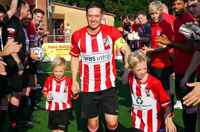 Clint Kruisweg speelt afscheidswedstrijd bij vv Steenwijk: ‘Ik was eigenlijk meer van de assist’