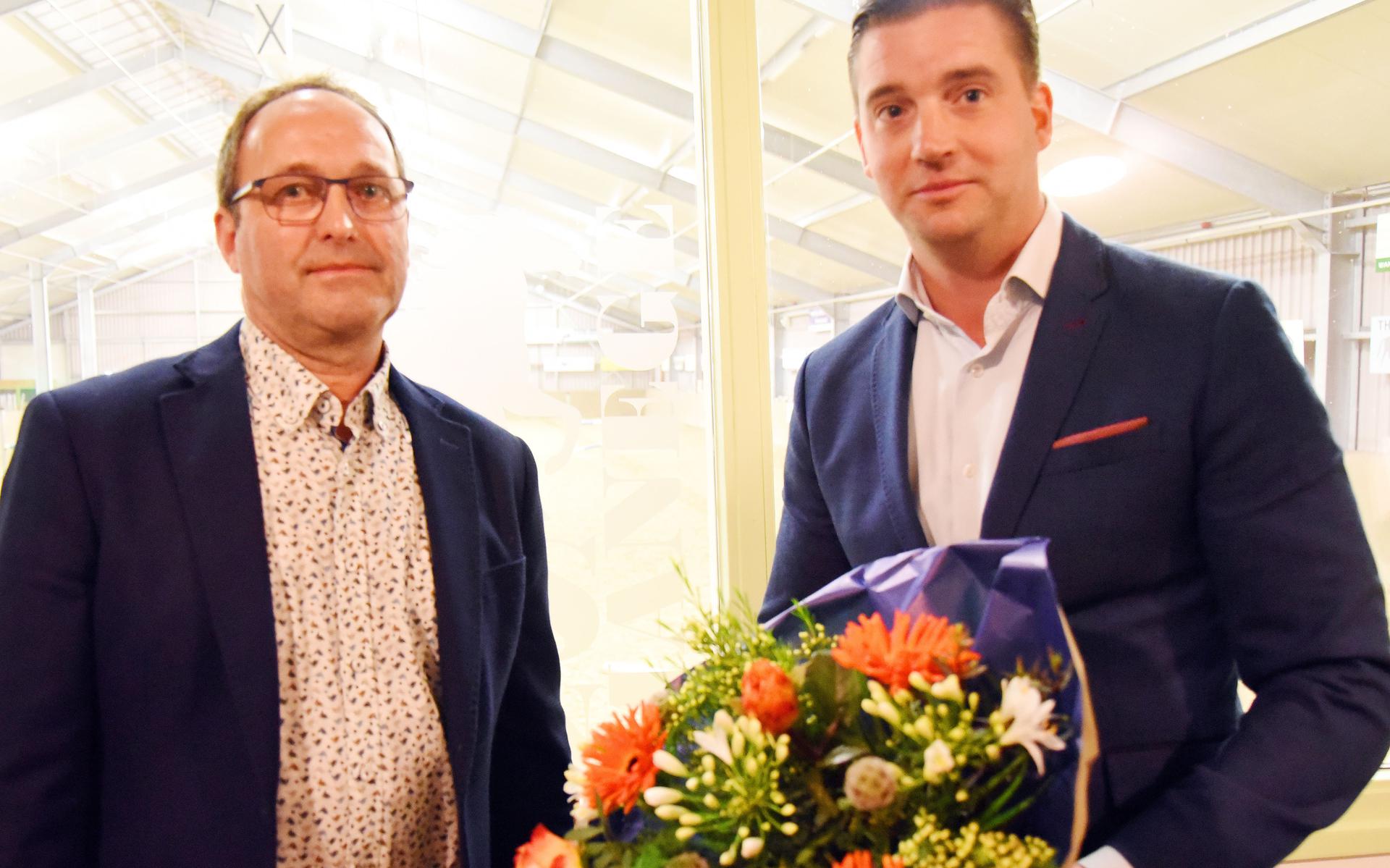 Wethouder Bram Harmsma bedankte Helmich Ruitenberg voor zijn jarenlange inzet met een bloemetje.