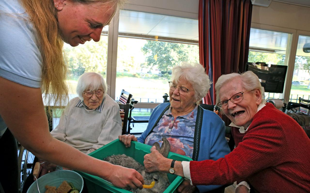 Annie Laan (95) (r) kan haar geluk niet op. Annie Laan (95) (r) kan haar geluk niet op.