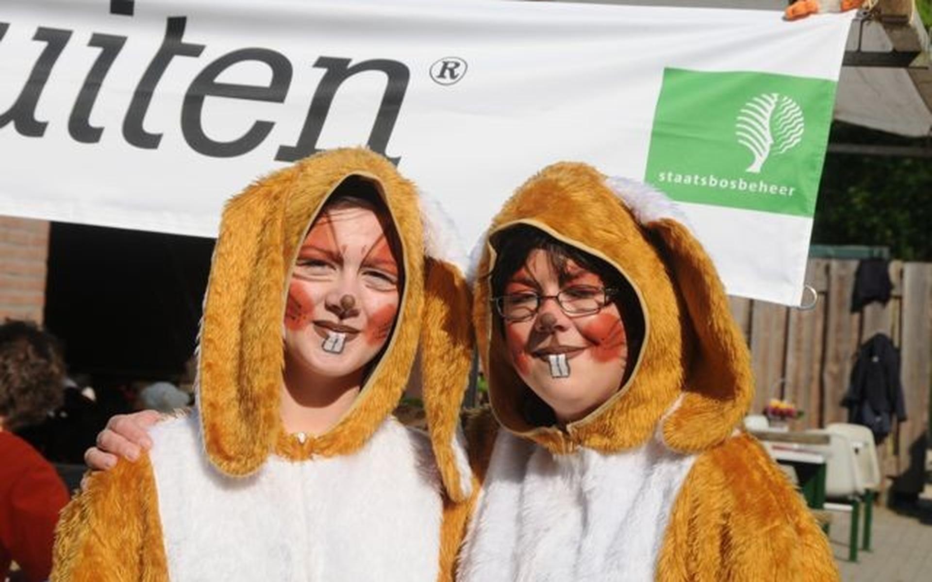 Tijdens de Noordoostpolder Buitendag huppelen de paashazen door het Kuinderbos.