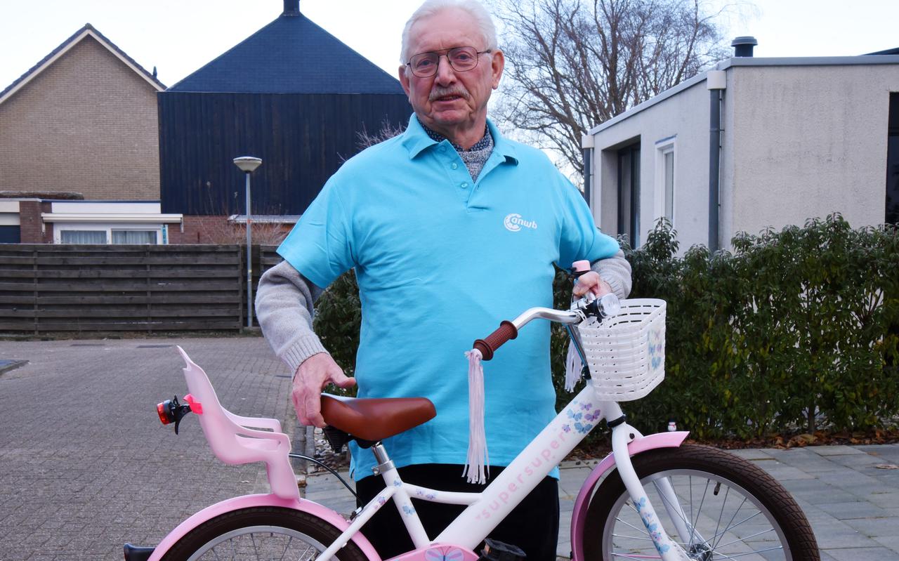 Guus Westra uit Steenwijk zamelt fietsen in voor het kinderfietsenplan van de ANWB, maar niet in Steenwijkerland.