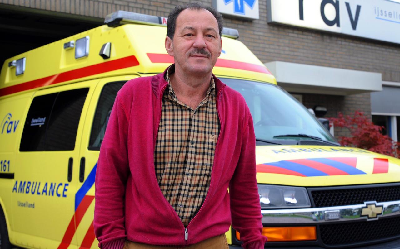 Bert Wattimena en de ambulance waren vele jaren een onafscheidelijke twee-eenheid. Bert Wattimena en de ambulance waren vele jaren een onafscheidelijke twee-eenheid.