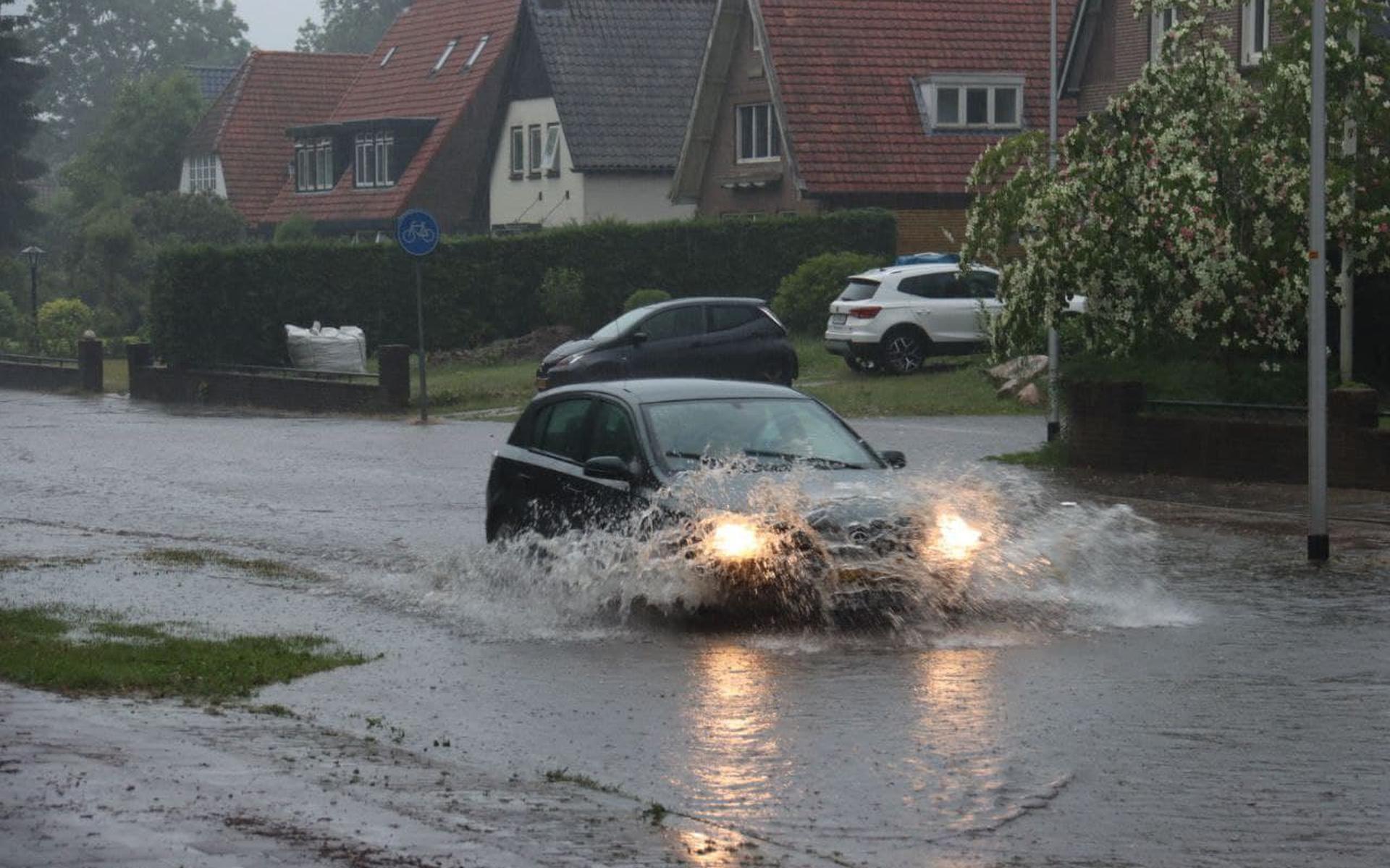 Hoosbuien In Steenwijk Zorgen Voor Flink Wat Wateroverlast Prinses Beatrixstraat Stond Blank Steenwijker Courant