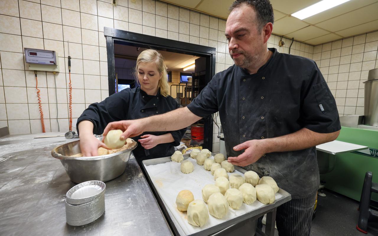 Pieter en Annemijne van bakkerij Boogaard zijn druk met oud en nieuw. Pieter en Annemijne van bakkerij Boogaard zijn druk met oud en nieuw.