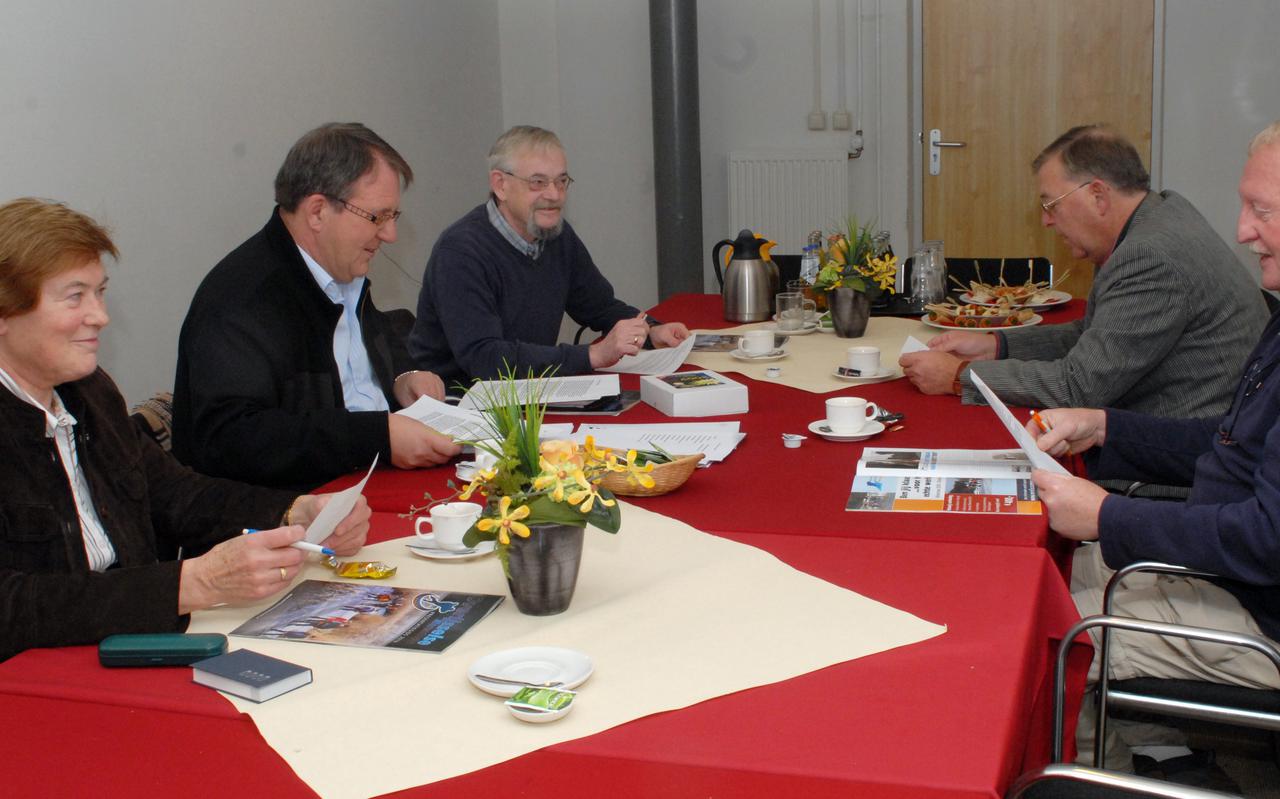 Links Stien Kaiser tijdens een juryvergadering van het Sportgala van Steenwijkerland.