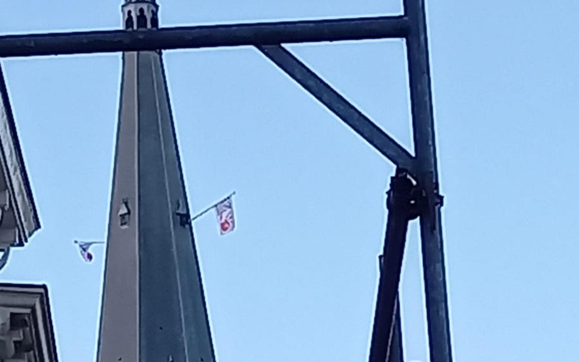 Aan de Steenwijker toren wappert de vlag van Orange the World.