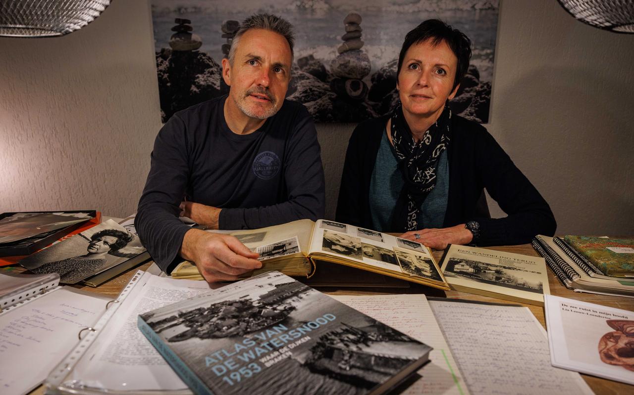 Marco en Nelleke Leeuw bij de dagboeken van hun moeder Lia. Marco en Nelleke Leeuw bij de dagboeken van hun moeder Lia.
