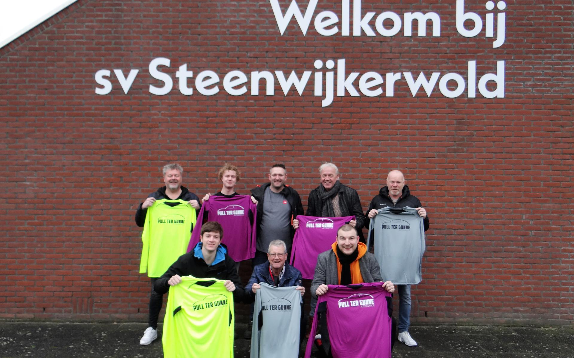 Nieuw tenue voor scheidsrechters sv Steenwijkerwold
