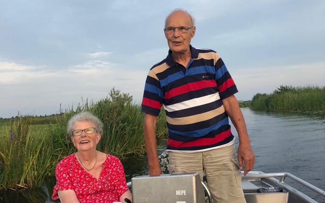 Tiemie Petter en zijn echtgenote Appie varend in hun Petter-sloep over de Stouwe in Giethoorn.
