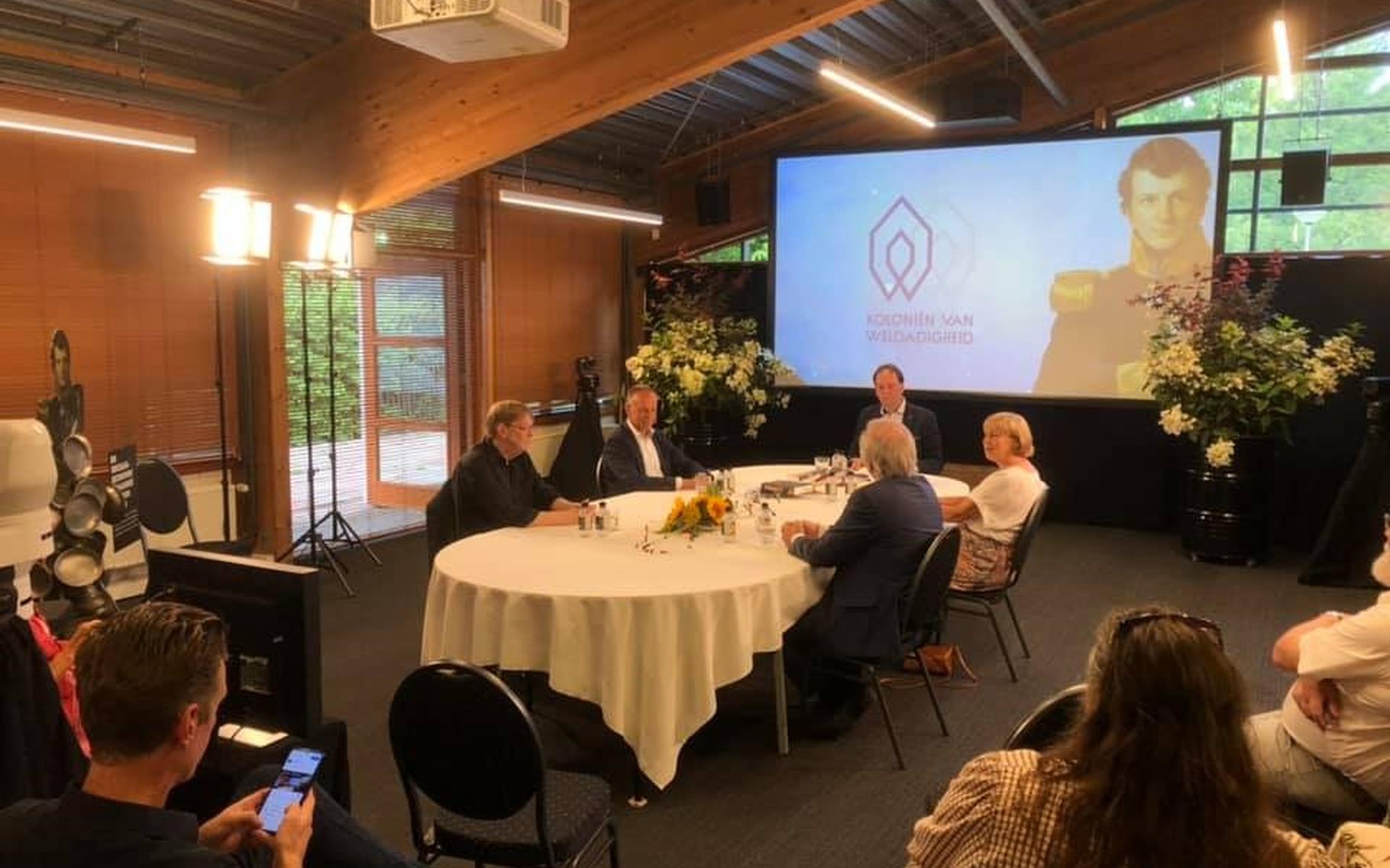 In een geïmproviseerde studio in Museum De Proefkolonie in Frederiksoord vond een live uitzending plaats onder leiding van Andries Ophof.