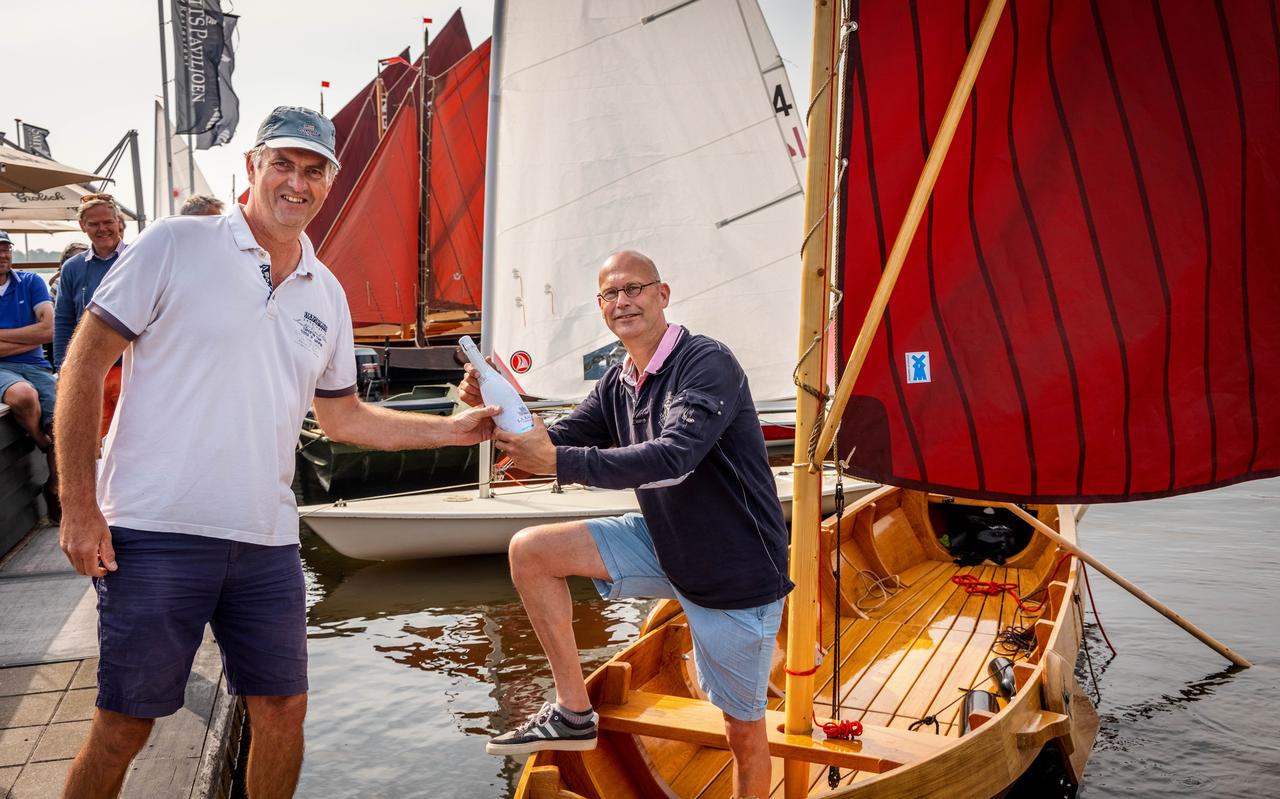 Arend Bouwer bij zijn nieuwe boot. Arend Bouwer bij zijn nieuwe boot.