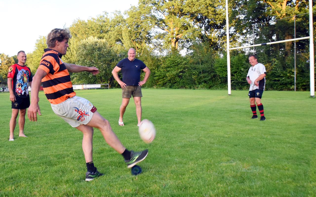 Een zomers trainingspartijtje bij de rugbyclub van Havelte op een doordeweekse avond. Een zomers trainingspartijtje bij de rugbyclub van Havelte op een doordeweekse avond.