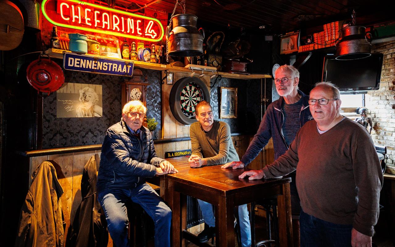 Van links naar rechts: Piet van der Laan, Henk Kranendonk, Harrie ten Berge en Klaas Klarenberg halen in Café De Karre herinneringen op over De Witte Paarden. Van links naar rechts: Piet van der Laan, Henk Kranendonk, Harrie ten Berge en Klaas Klarenberg halen in Café De Karre herinneringen op over De Witte Paarden.