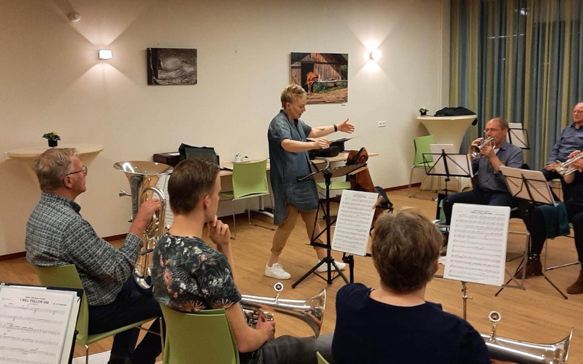 De Woldklank tijdens een repetitieavond.