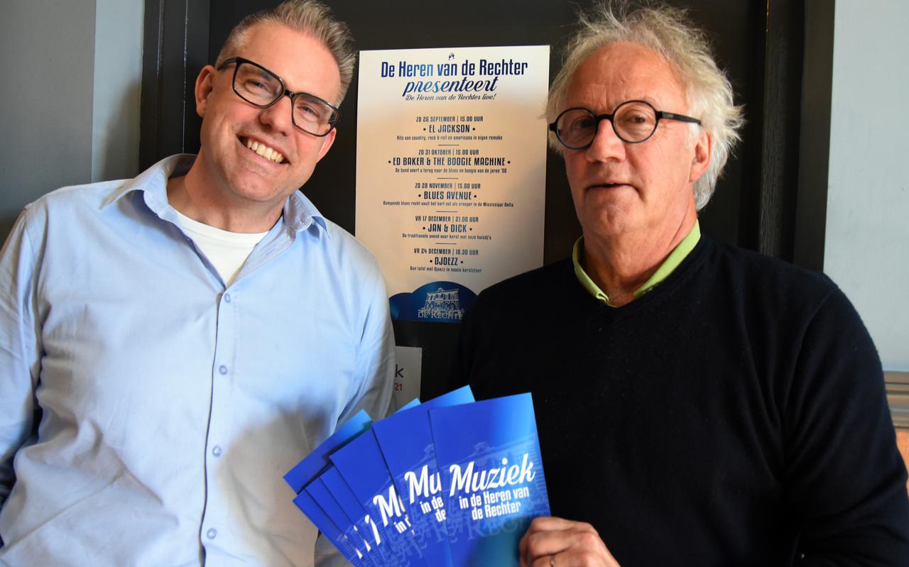 Sander Fortunati en Dick Koper met de flyers van het muziekprogramma voor de komende maanden.