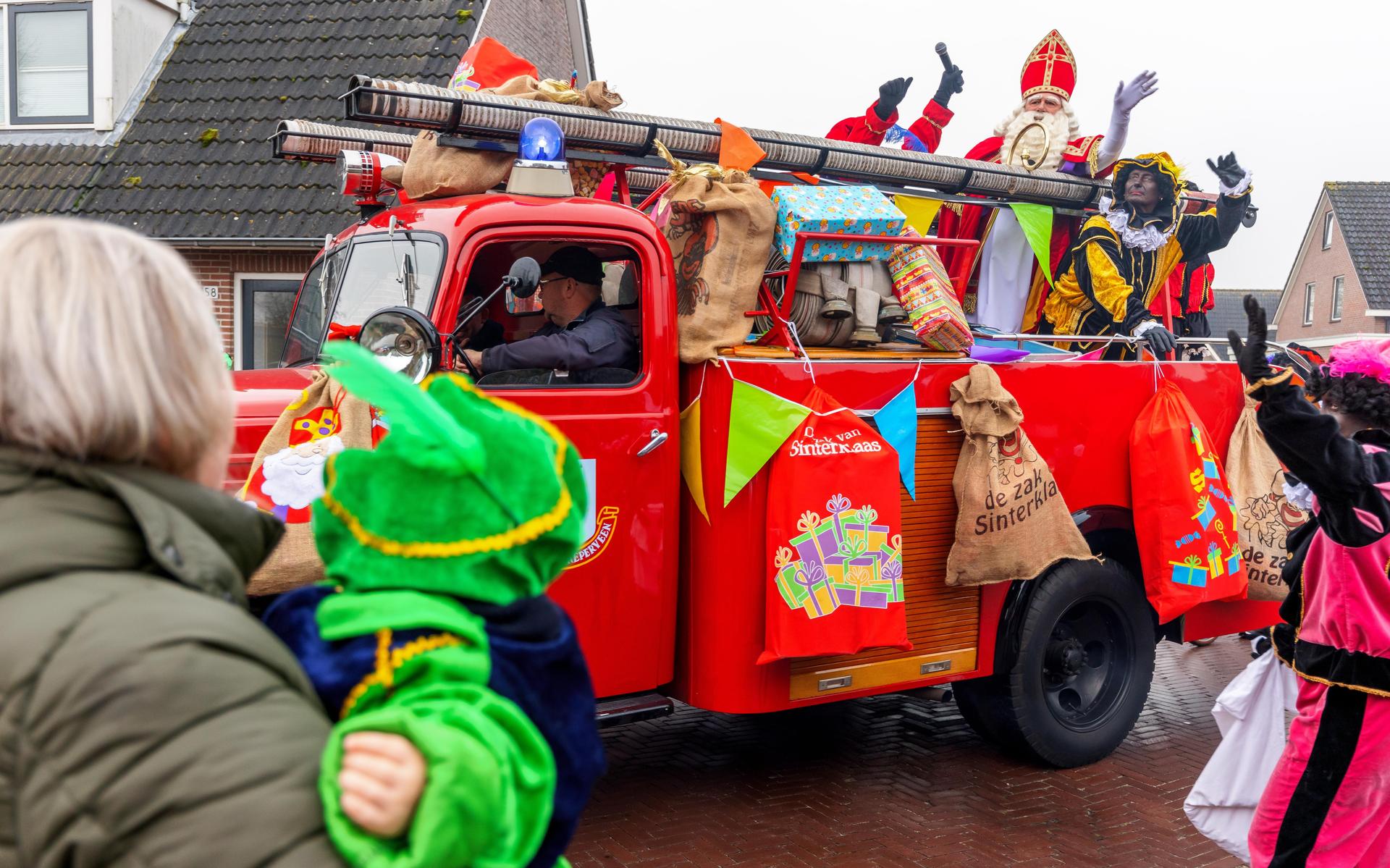 Sinterklaas 'on tour' door Giethoorn.