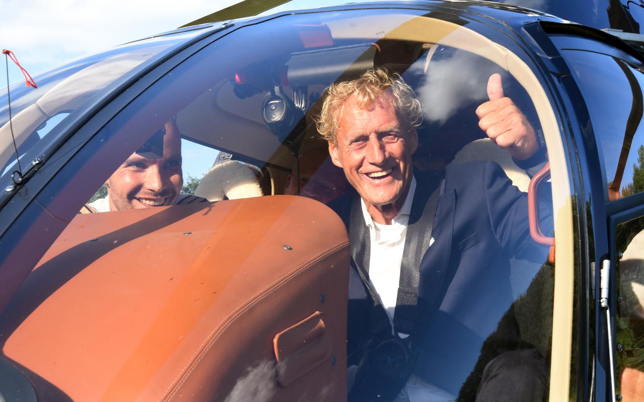 Kees Kist in Paasloo in de helikopter, die hem tijdens een verrassingsvlucht naar Alkmaar brengt.