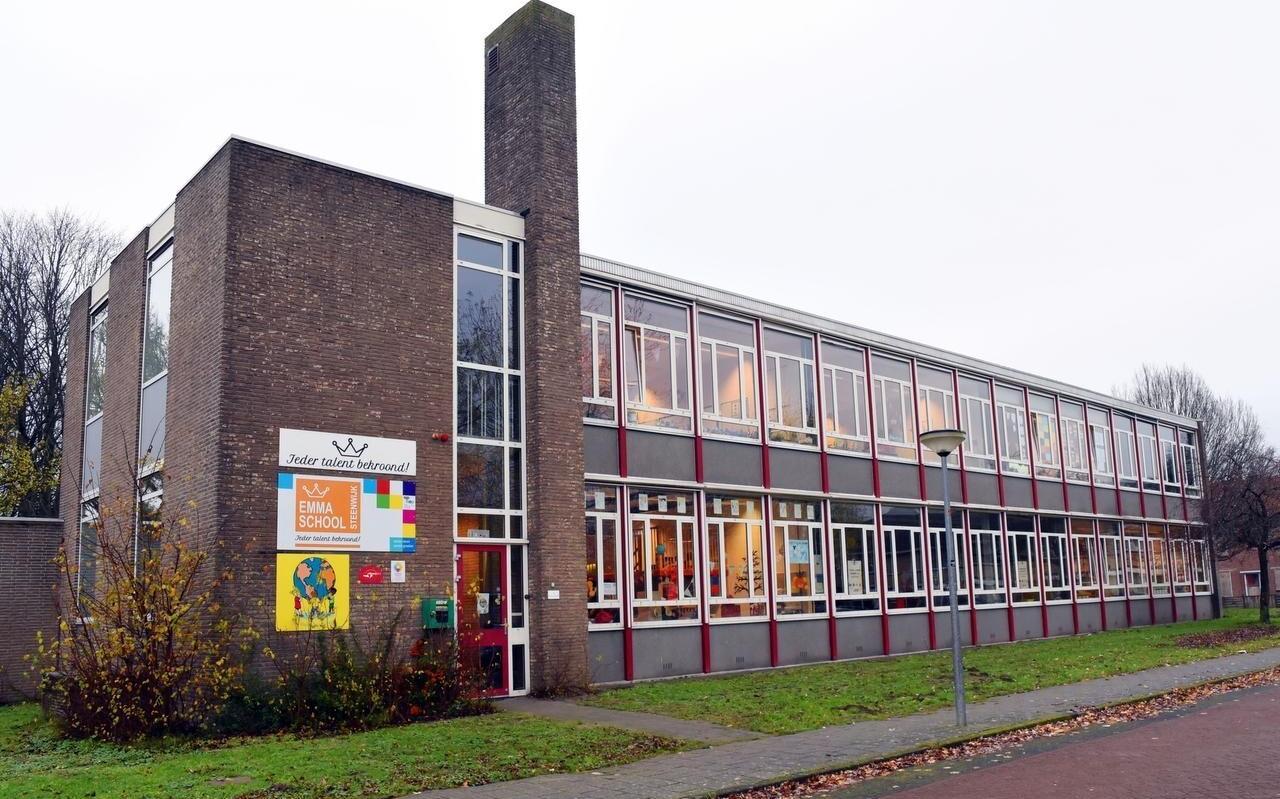 De voormalige Emmaschool in De Gagels. Hier kunnen binnenkort 7 gezinnen met 4 tot 5 personen hun intrek nemen. De voormalige Emmaschool in De Gagels. Hier kunnen binnenkort 7 gezinnen met 4 tot 5 personen hun intrek nemen.