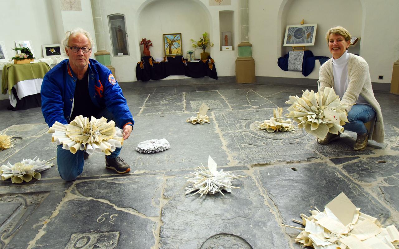 Dick Koper en Anja Morsink in het groeiende bloemenveld in de kerk. 'Bloemen met een boodschap'. Dick Koper en Anja Morsink in het groeiende bloemenveld in de kerk. 'Bloemen met een boodschap'.