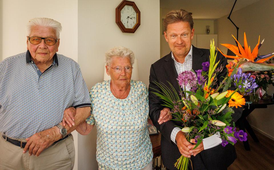 Burgemeester Bats kwam het echtpaar Koppers feliciteren met hun 65-jarig huwelijk.