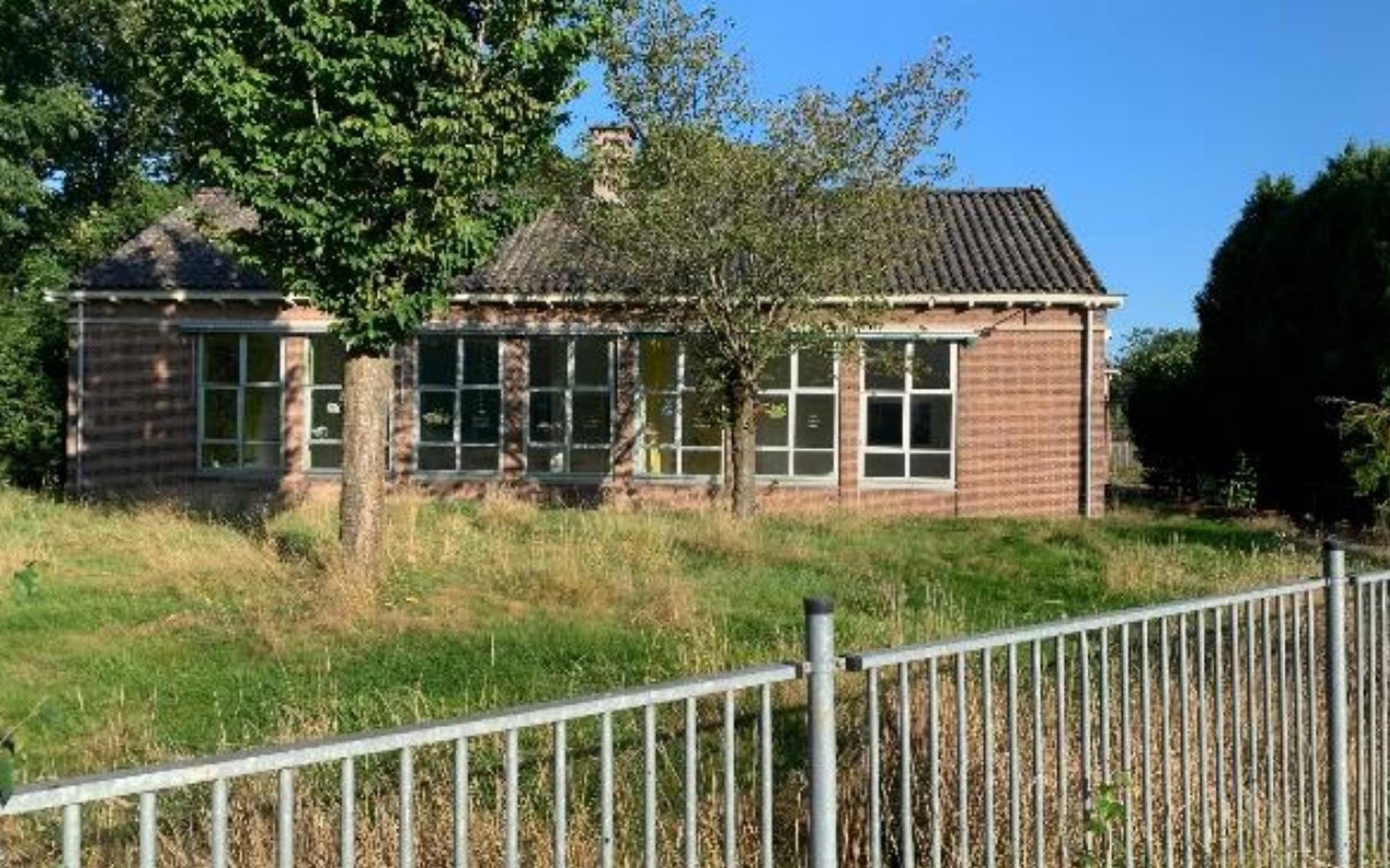'De tuin, het schoolplein en het speelveld verwilderen en het geheel biedt een troosteloze aanblik.'