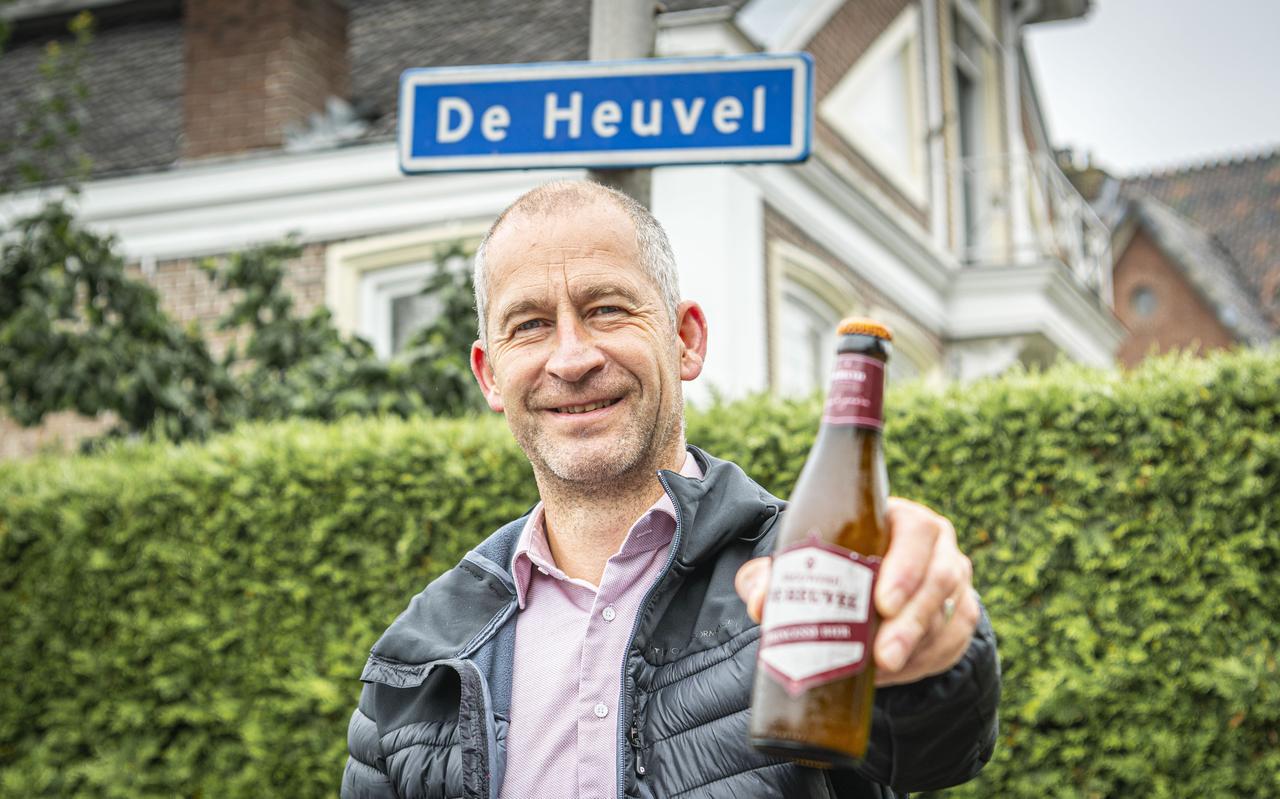 Henry Joustra met een Princessebier op de plek waar bierbrouwerij De Heuvel heeft gestaan. Henry Joustra met een Princessebier op de plek waar bierbrouwerij De Heuvel heeft gestaan.