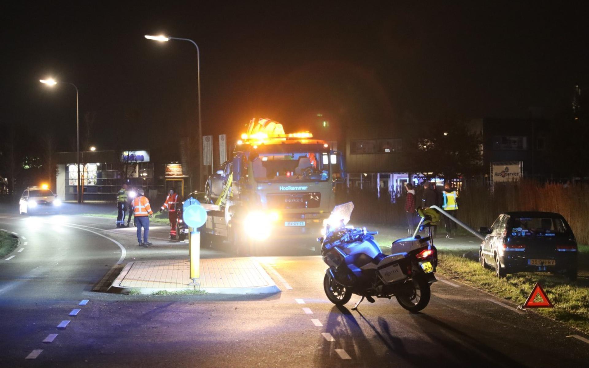 De politie vermoedt dat een van de bestuurders de vluchtheuvel raakte waardoor de auto's met elkaar in botsing kwamen op de Hooidijk in Steenwijk.