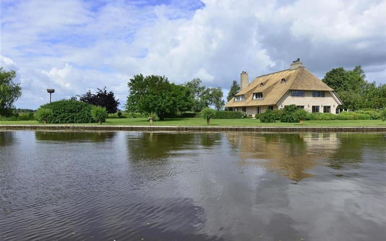 Rietgedekte villa aan het water in Wetering. Vraagprijs € 2,3 miljoen.