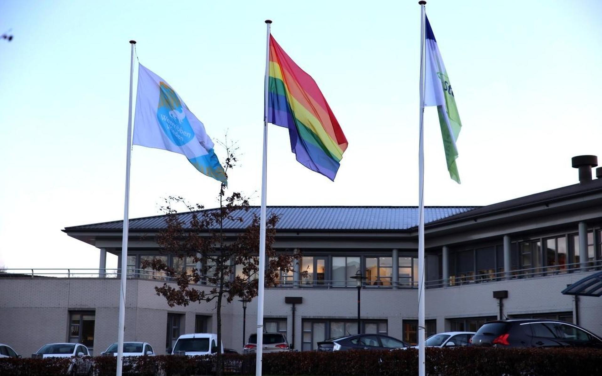 In het midden de regenboogvlag bij het gemeentehuis.