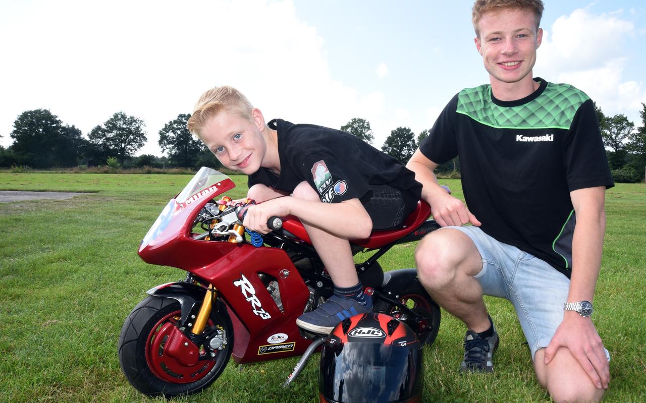Milan Hunneman op zijn mini bike samen met leermeester Jeffrey Buis. Milan Hunneman op zijn mini bike samen met leermeester Jeffrey Buis.