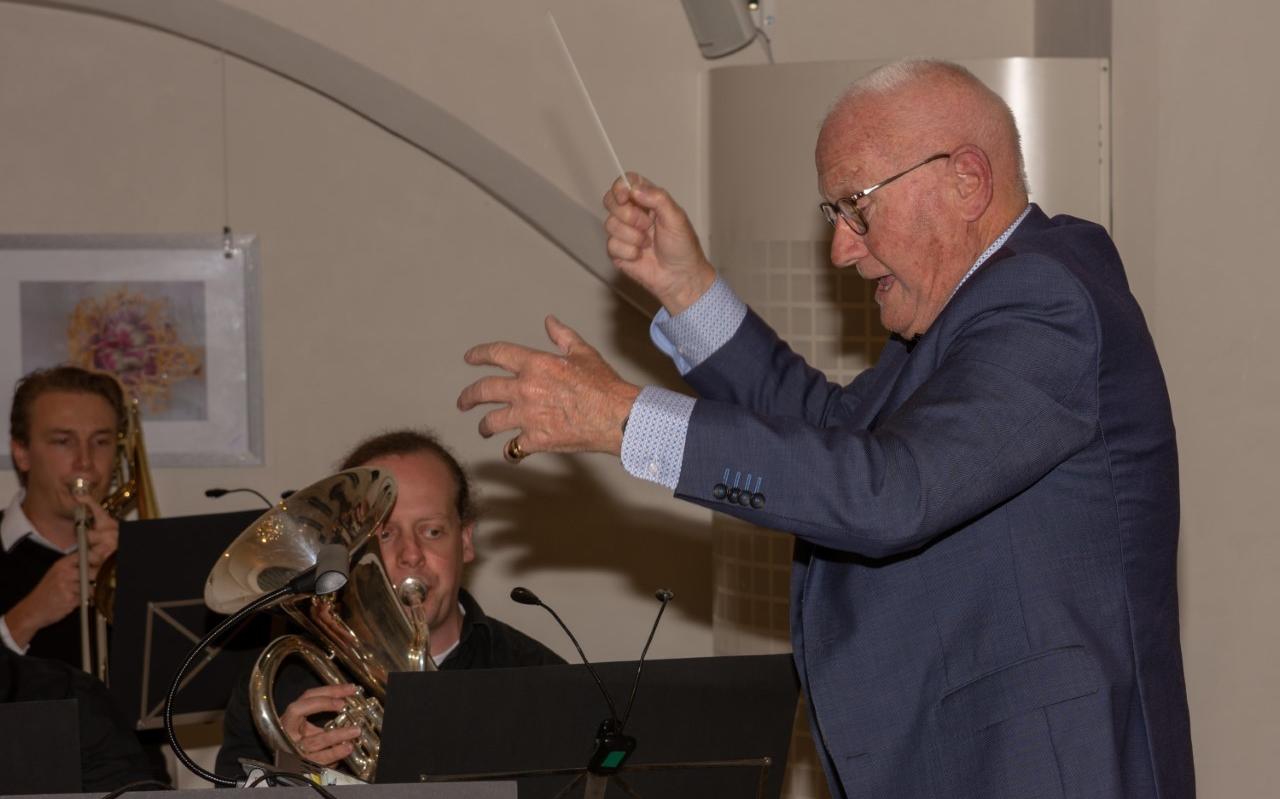 Voor de laatste keer dirigeert Karel Jager de Christelijke Brassband De Woldklank. Voor de laatste keer dirigeert Karel Jager de Christelijke Brassband De Woldklank.