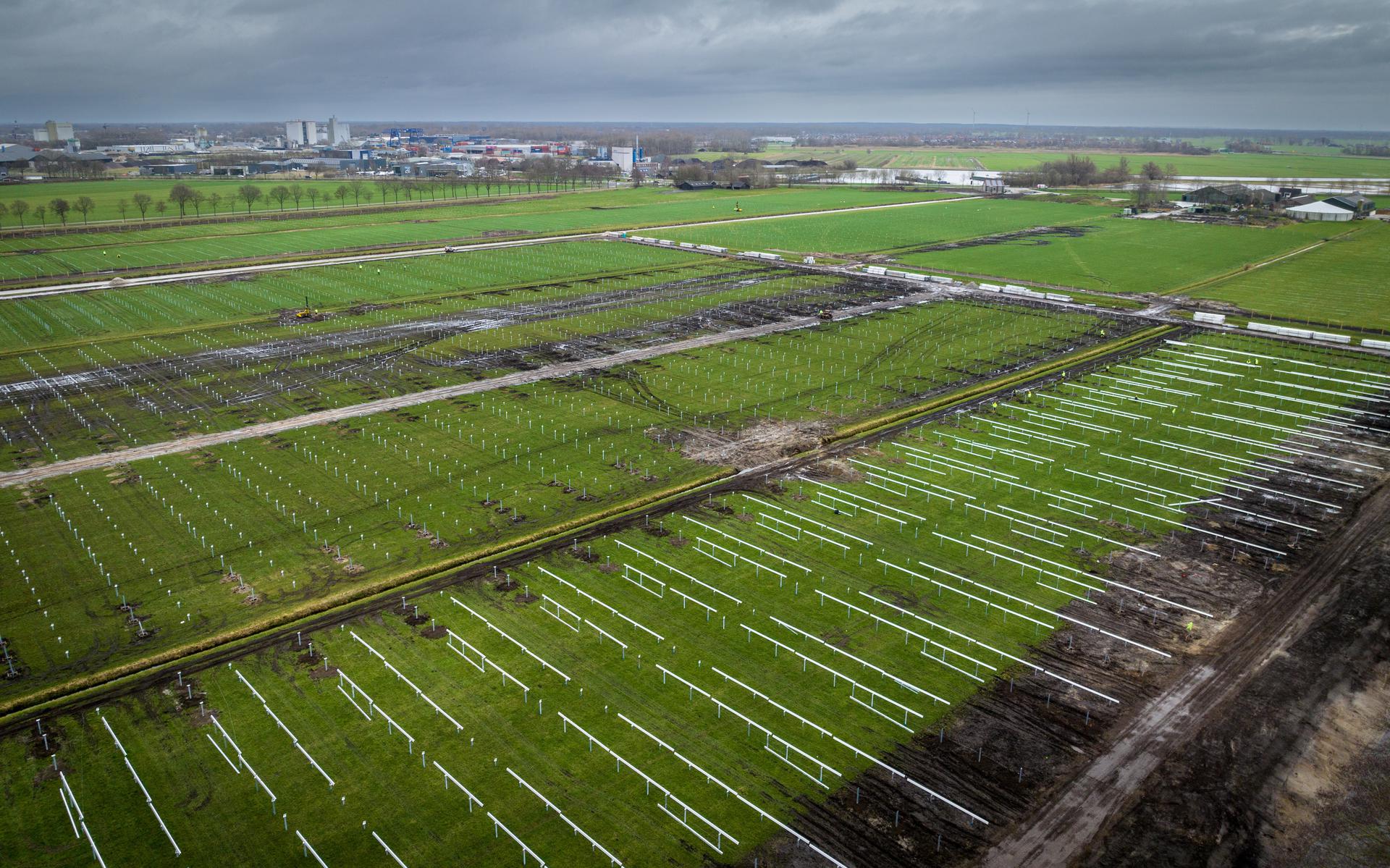 Acht weken geleden is begonnen met de aanleg van het zonnepark bij Wanneperveen.